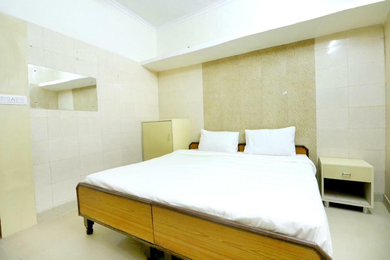Spot On 44679 Hotel Samrat Sohana Экстерьер фото