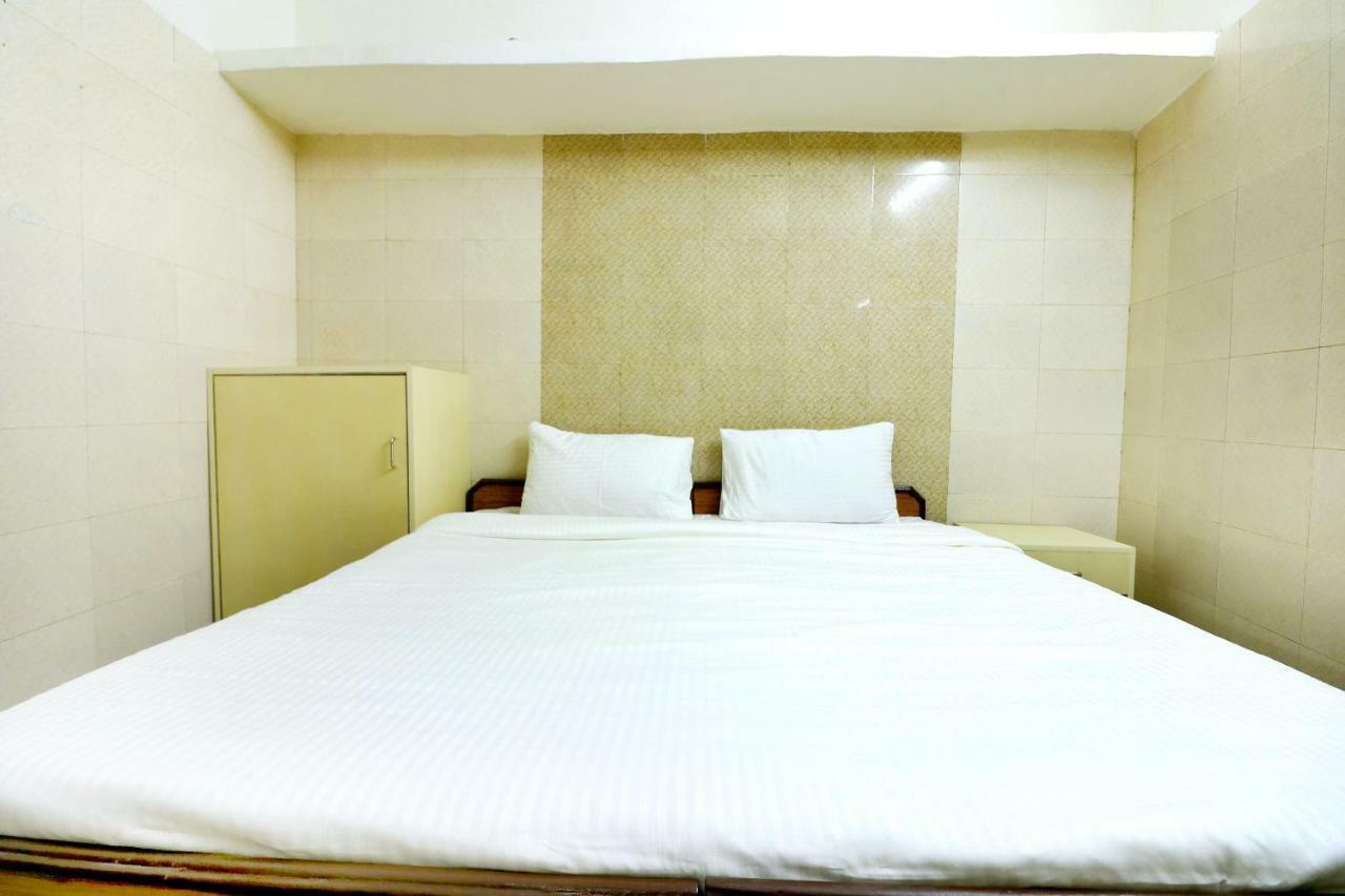 Spot On 44679 Hotel Samrat Sohana Экстерьер фото